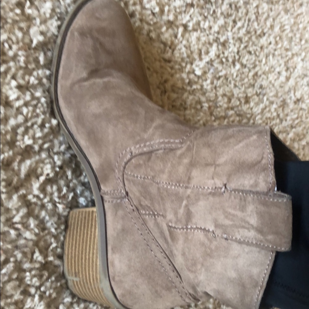 Short cowboy like boots